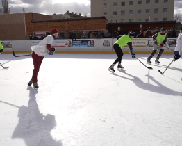 Hokejové týmy z veselských městských částí se utkaly pod otevřeným nebem