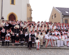 Vyhlášeného fašanku se v obci zúčastnilo přes sto krojovaných