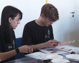 Zástupci firem spolu s žáky předvedli skvělou spolupráci