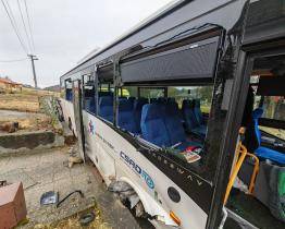 V Biskupicích havaroval autobus s 12 cestujícími. Čtyři lidé skončili v nemocnici