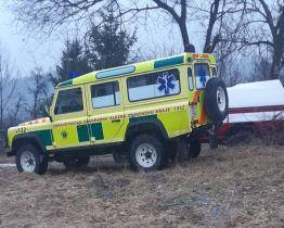 Záchranu muže s podezřením na cévní mozkovou příhodu komplikoval těžko přístupný terén