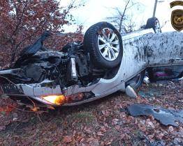 Krušné ráno na silnicích: u Starých Hutí sjelo auto ze silnice a skončilo na střeše, v Zádveřicích zůstalo vozidlo převrácené na boku