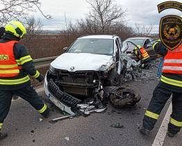Hromadná nehoda pěti osobních vozidel u Kunovic si vyžádala dva zraněné