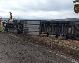 Nákladní automobil skončil převrácený v poli. Řidič utrpěl zranění