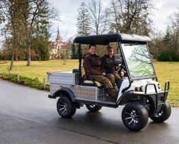 Malé, ale šikovné. Zlínská zoo pořídí 10 nových elektrovozíků