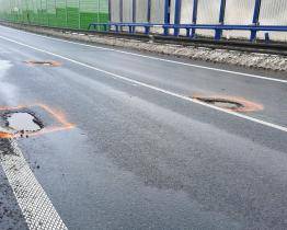 Střídání nízkých a vysokých teplot nahrává tvorbě výtluků. Nejvíce závad je na silnicích I/49, I/57 a I/50
