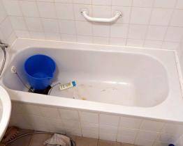 Senior ze Zlína ležel tři dny ve vaně a nemohl se hýbat. Strážníci ho našli podchlazeného