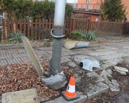 Opilý řidič ve Zlíně naboural do sloupu i protijedoucího auta. Pak jel klidně dál