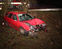 Řidič nezvládl na rovném úseku řízení a havaroval. Po nehodě nadýchal přes dvě promile