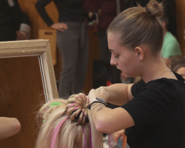 Kadeřníci, kadeřnice a kosmetičky soutěžili o postup na celostátní mistrovství