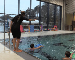 V Aqua v parku se děti zdokonalují v plavání