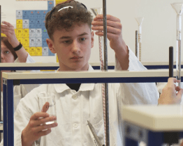 V učebně otrokovické SPŠ se to hemžilo bílými plášti