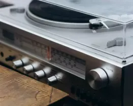 OSA zvyšuje poplatky za hudební produkci. Restaurace a kavárny hledají levnější alternativy