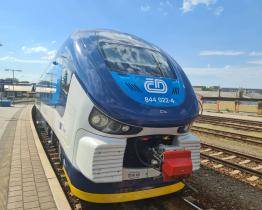 Novinka v krajské dopravě: cestující si mohou koupit jízdenku v samoobslužné pokladně přímo ve vlaku