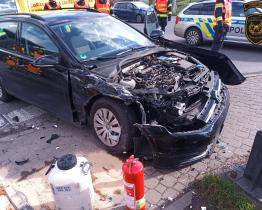 Na přejezdu ve Zlíně se řidička osobáku střetla s vlakem. Auto pak vážně zranilo chodkyni