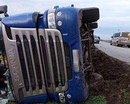 V Nedakonicích se srazila tři vozidla. Kamion plný štěpky se převrátil na bok