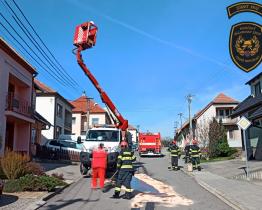Muž uvízl na zablokované plošině ve výšce šesti metrů. Museli ho zachránit hasiči