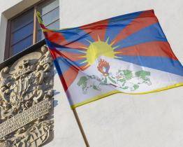 Blíží se výročí krvavého povstání Tibeťanů proti čínské okupaci. Na kterých budovách v kraji zavlaje tibetská vlajka?