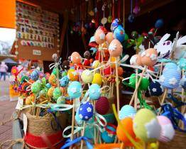 Velikonoční dekorace, rukodělné výrobky i dobroty od místních prodejců. Ve Zlíně odstartoval první ze dvou velikonočních jarmarků