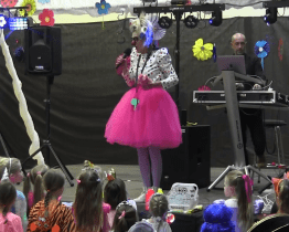 Dětský karneval zaplnil sportovní halu v Uherském Ostrohu