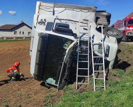 U Horního Lapače se převrátil kamion. Řidiči se naštěstí nic nestalo