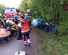 Vážná dopravní nehoda u Luhačovic: řidič utrpěl po nárazu do stromu velmi těžká zranění