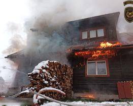 Na okraji Vsetína hořel rodinný dům. Při příjezdu hasičů už byl celý v plamenech