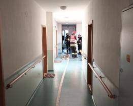 V zakouřeném bytě ve Vsetíně byla nalezena mrtvola. Příčinu smrti objasní pitva