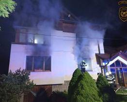 V Leskovci hořel rodinný dům. Obyvatelka skončila v nemocnici, kočky vynesli hasiči oknem