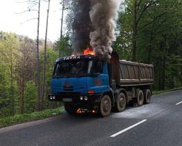 Nákladní automobil začal hořet během jízdy. Plameny stačily pohltit celou kabinu