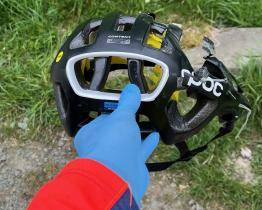 Cyklista spadl při projížďce lesem z kola. Naštěstí měl na hlavě přilbu