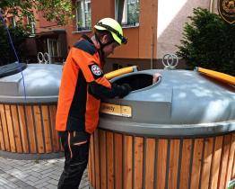 Muž spadl při hledání klíčů do kontejneru a nemohl se dostat ven