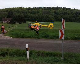Čelní střet dvou osobních vozidel u Střílek nepřežila jedna žena. Další čtyři osoby se zranily, zasahoval i vrtulník