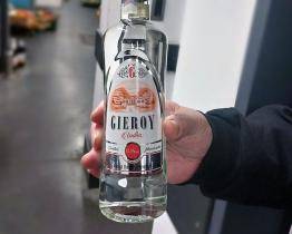 Kamarádku chtěl obdarovat lahví vodky, platit se mu za ni ale nechtělo