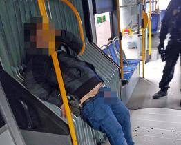 Zdrogovaný muž se v trolejbusu ukájel přímo před zraky cestujících 