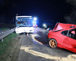 Po srážce dvou osobních vozidel a autobusu zemřel jeden řidič. Další čtyři osoby se zranily