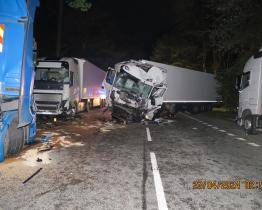 Tah na Slovensko uzavřela nehoda tří nákladních vozidel. Dva lidé se zranili