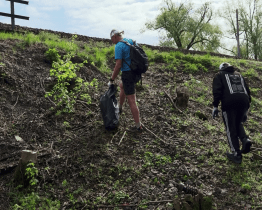 Povlečení, židlička nebo lyže. Dobrovolníci našli při úklidu Otrokovic řadu kuriozit