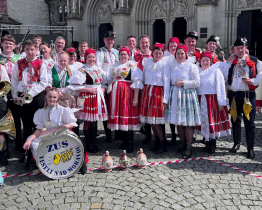 Krojovaní vyrazili na inauguraci biskupa speciálním vlakem