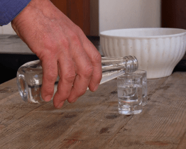 Mužský pěvecký sbor Krasavci koštoval s přáteli slivovici a dámy zase likéry