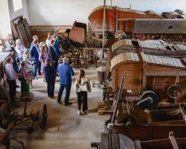 Konírna hospodářského dvora v Rymicích má za sebou zdařilou rekonstrukci. Ukrývají se v ní velké zemědělské stroje