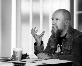 Cenu Martina Porubjaka na festivalu Setkání Stretnutie obdržel slovenský režisér Dodo Gombár