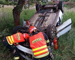 Úterní nehody pohledem hasičů: jedno auto skončilo ve křoví, druhé převrácené na střeše