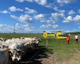 Pod mužem se prolomila střecha. Po pádu z osmi metrů utrpěl velmi vážná zranění