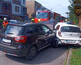 Hasiče ve svátek zaměstnaly tři dopravní nehody. Dvě z nich se neobešly bez zranění