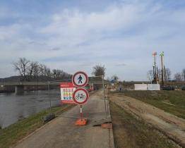 ŘSD apeluje na cyklisty, aby nevjížděli do staveniště dálničního mostu u Napajedel. Riskují vážný úraz