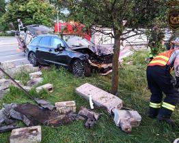 Řidič osobního vozidla naboural dopravní značku a prorazil betonový plot