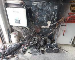 V Mysločovicích ve středu hořelo osobní auto, v Rackové fotovoltaická elektrárna