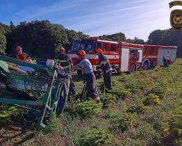Hasiči pomáhali zraněnému řidiči převráceného traktoru