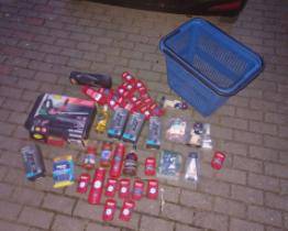 Z prodejny utekl i s plným nákupním košíkem